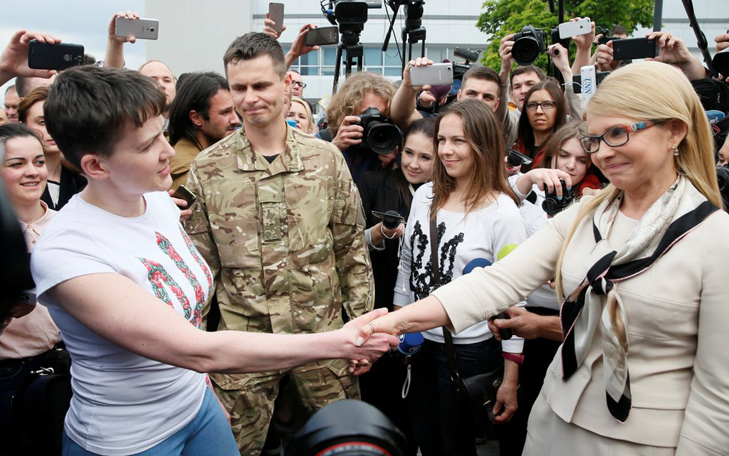 Як Савченко не взяла квітів від Тимошенко - фото 1