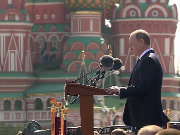 Путін порадував глядачів параду "няшними" мікрофонами (ФОТО) - фото 1
