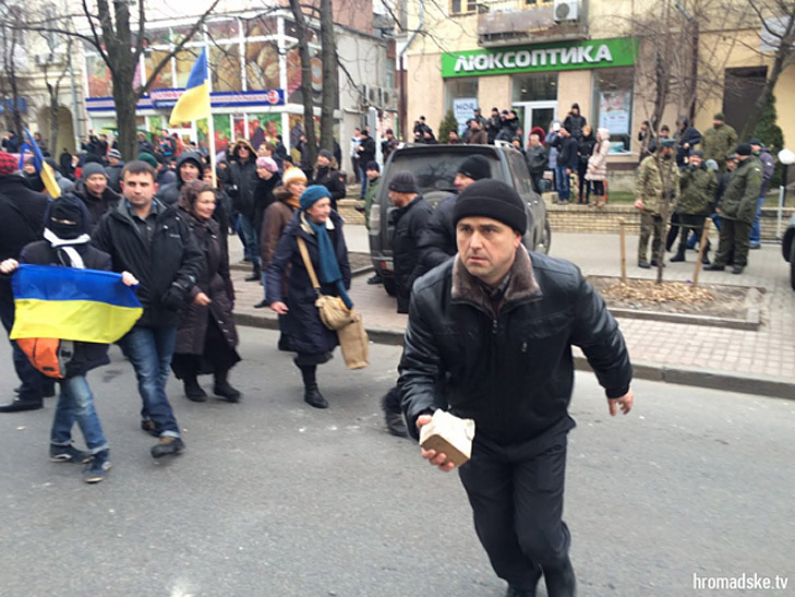 Друга річниця Майдану: Як кидали каміння в вікна російських банків та офісу Ахметова - фото 2