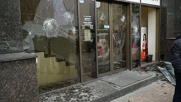 Друга річниця Майдану: Як кидали каміння в вікна російських банків та офісу Ахметова - фото 4