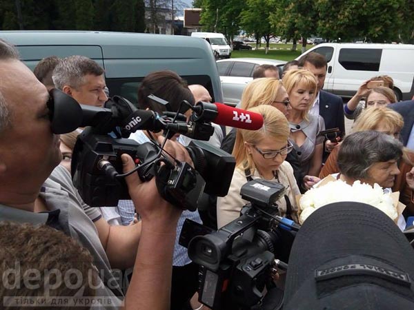 У "Бориспіль" вже приїхали сестра та матір Савченко - фото 1