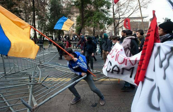 Чилійські протестувальники використовують український прапор як символ перемоги (ФОТО, ВІДЕО) - фото 2