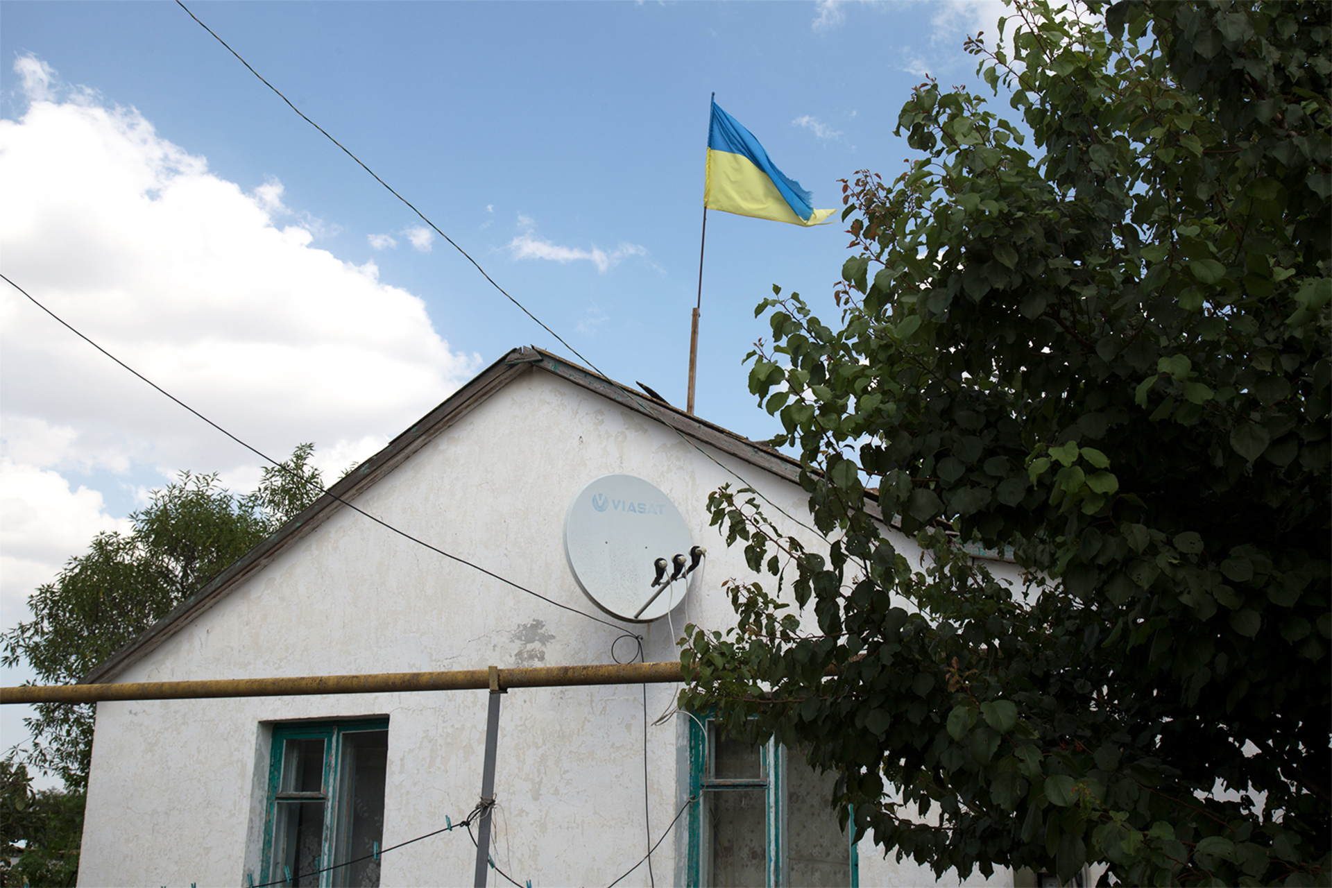 Кримський фермер уже третій рік не знімає прапор України з даху свого дому - фото 1