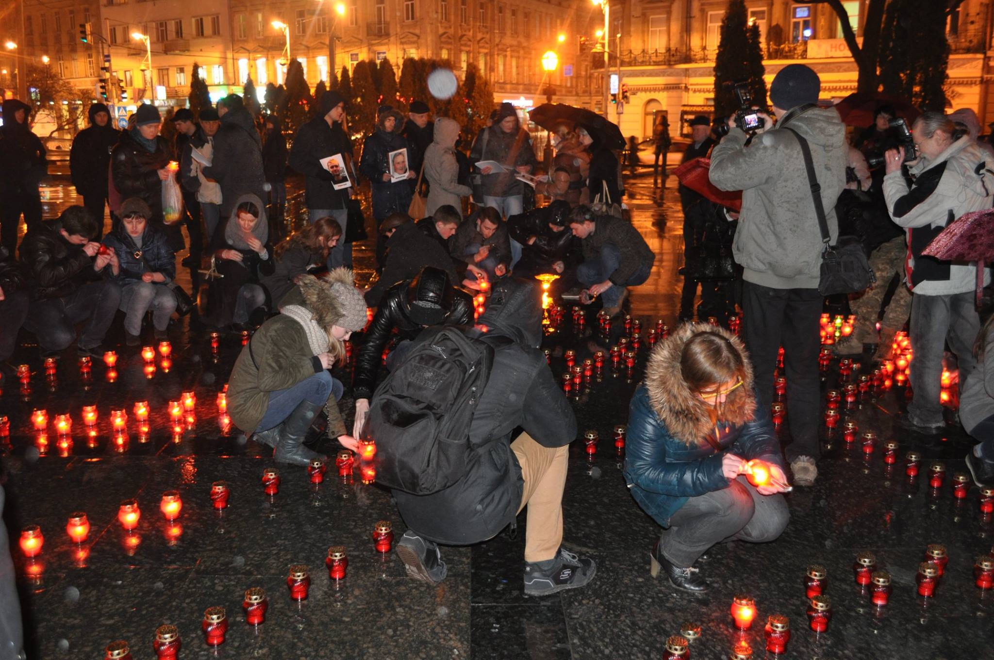 У Львові запалили свічки в пам’ять Героїв Небесної Сотні - фото 1