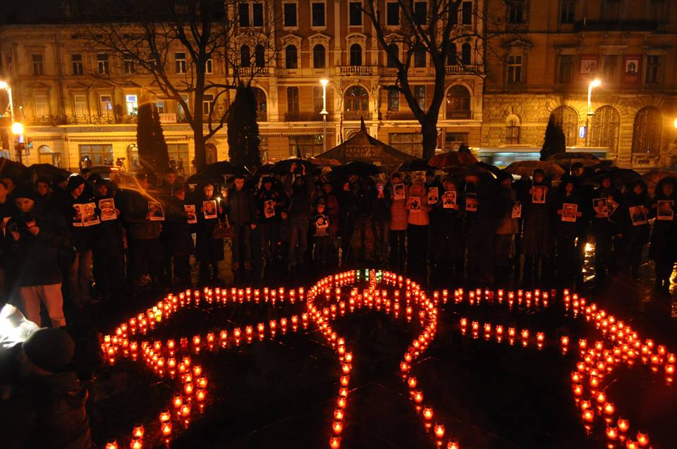 У Львові запалили свічки в пам’ять Героїв Небесної Сотні - фото 8