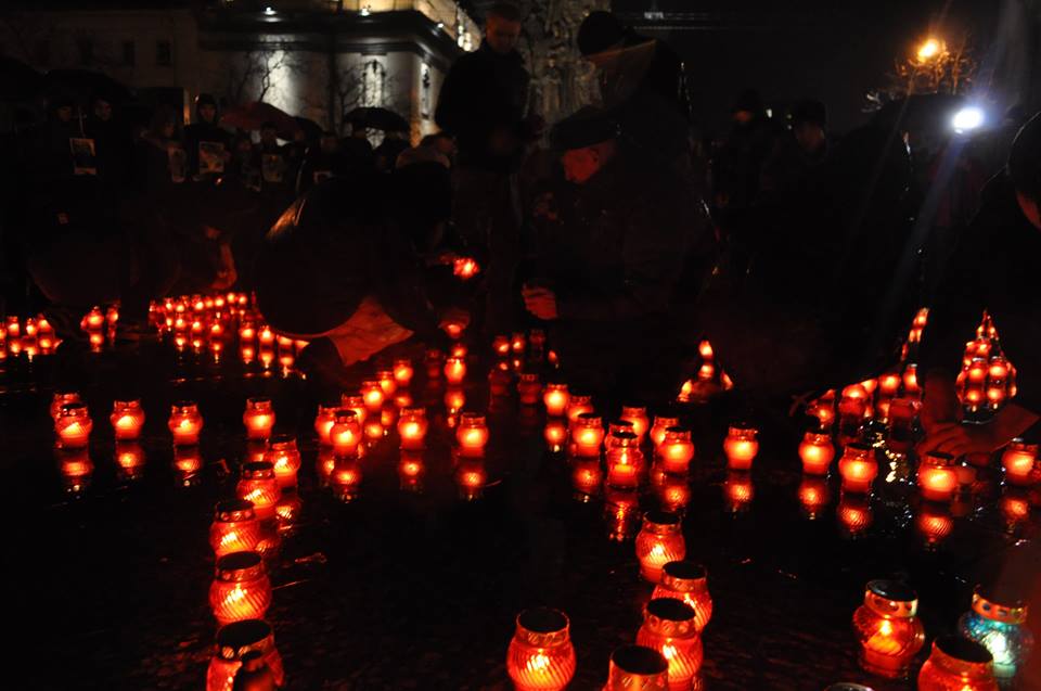 У Львові запалили свічки в пам’ять Героїв Небесної Сотні - фото 5