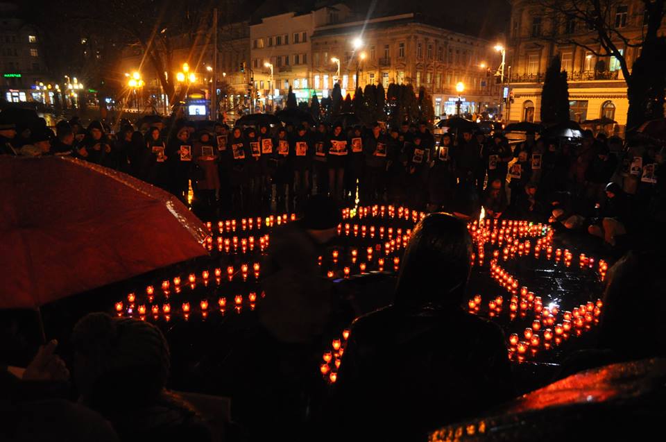 У Львові запалили свічки в пам’ять Героїв Небесної Сотні - фото 6