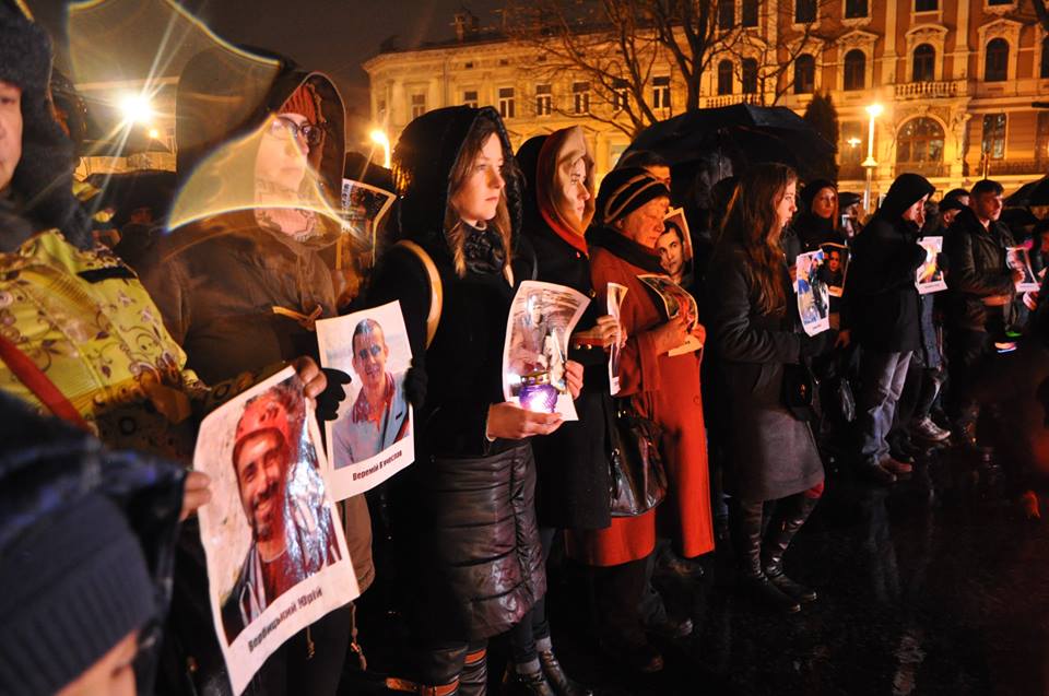 У Львові запалили свічки в пам’ять Героїв Небесної Сотні - фото 9