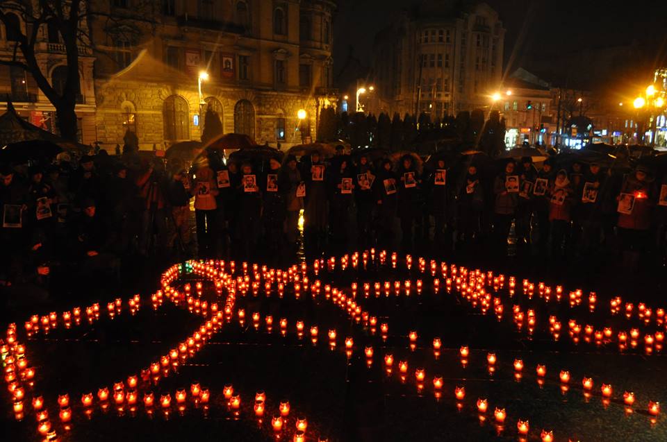 У Львові запалили свічки в пам’ять Героїв Небесної Сотні - фото 10