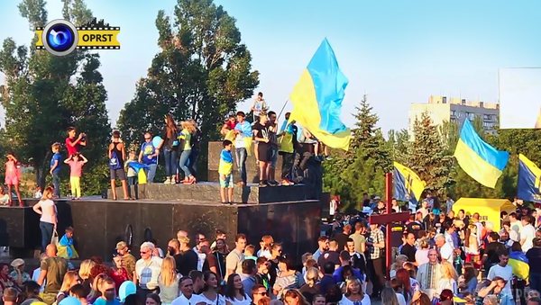 Як святкували День Незалежності у звільнених від терористів містах Донбасу - фото 4