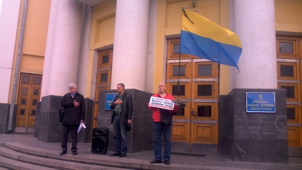 Адвокат Хорта голодує на сходах Вінницької обласної ради   - фото 2