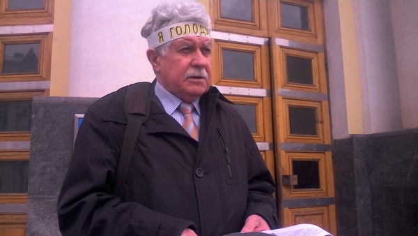 Адвокат Хорта голодує на сходах Вінницької обласної ради   - фото 1