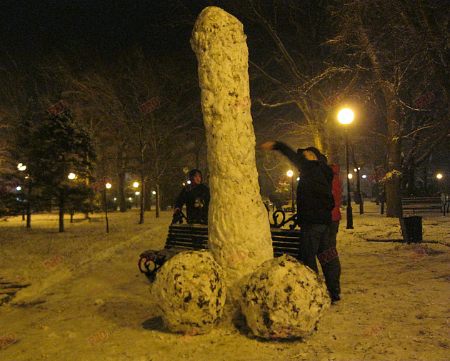 Мешканці Бердянська ліпили зі снігу та бруду різні скульптури  - фото 7