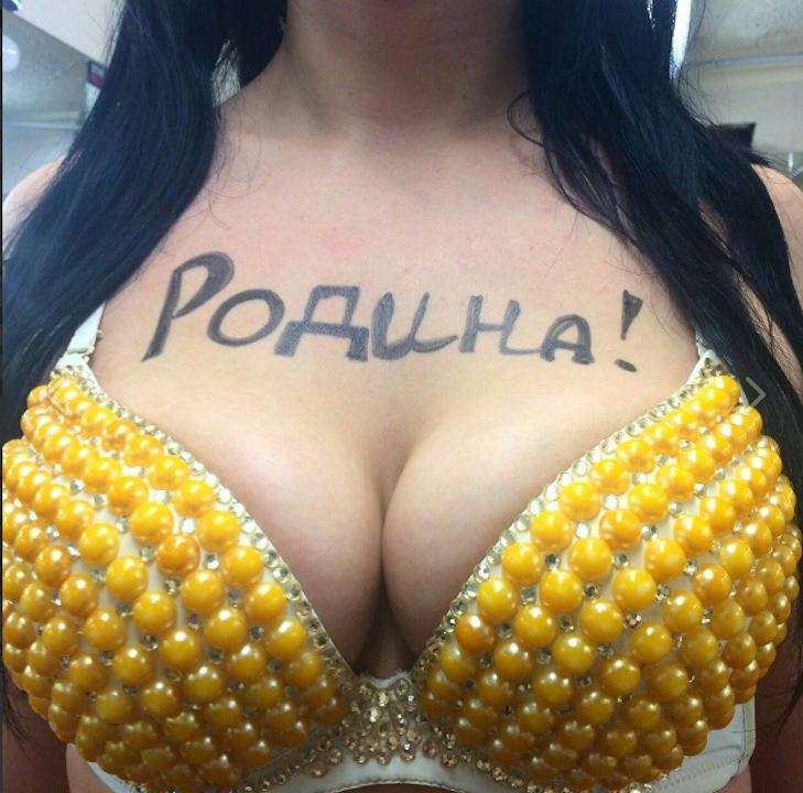І серцем, і перцем: На Росії грудьми закликають йти на вибори - фото 1
