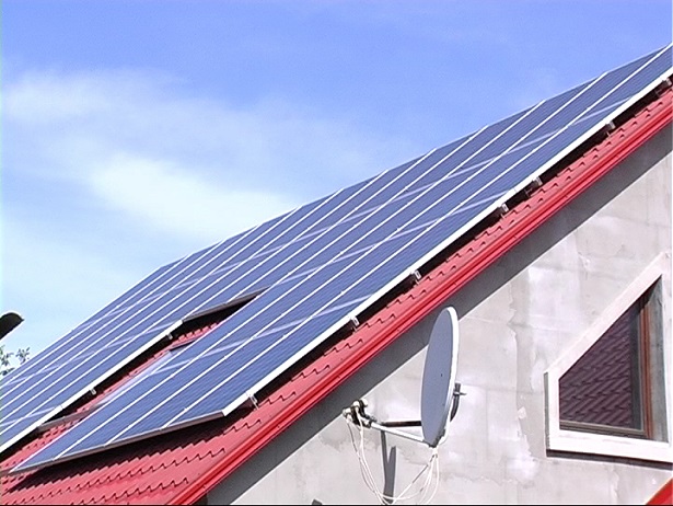 На Хмельниччині чоловік збудував сонячну електростанцію і продає енергію державі (ФОТО) - фото 1