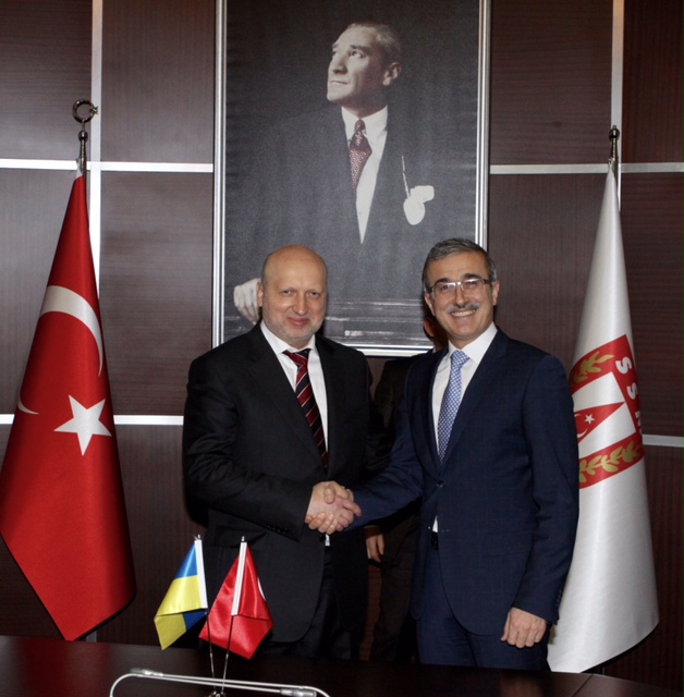 Турчинов у Туреччині домовляється про спільні оборонні підприємства - фото 1