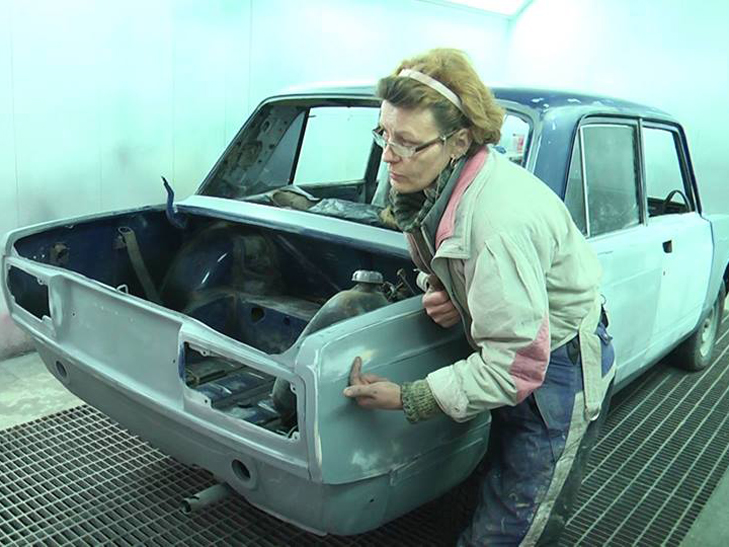 В Сумах працює унікальна жінка-автолікар, з "чоловічими" руками та жіночою мрією - фото 1 В Сумах працює унікальна жінка-автолікар, з "чоловічими" руками та жіночою мрією - фото 1
