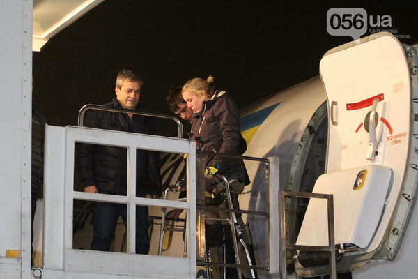 Госпітальєрка Зінкевич вийшла з літака своїми ногами - фото 1