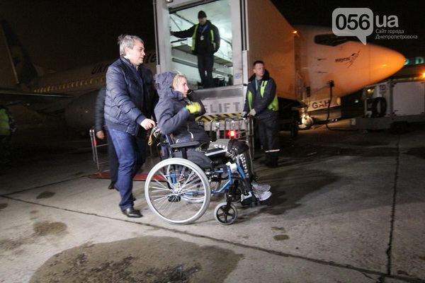 Госпітальєрка Зінкевич вийшла з літака своїми ногами - фото 2