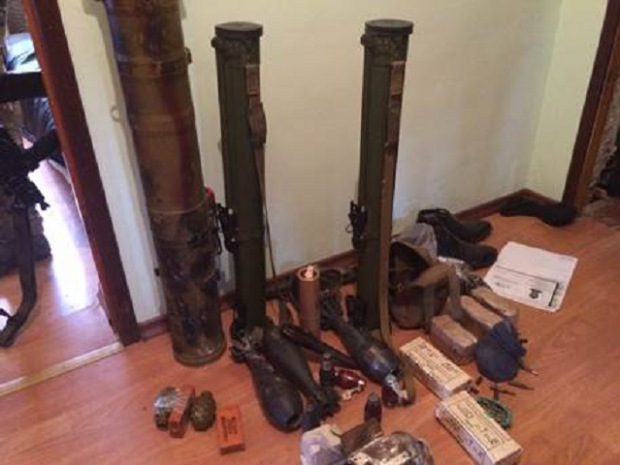 В селі на межі з Кримом знайшли криївку з мінами й гранатометами (ФОТО) - фото 1