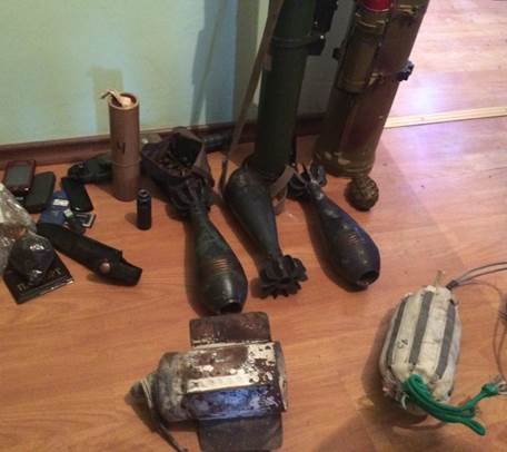 В селі на межі з Кримом знайшли криївку з мінами й гранатометами (ФОТО) - фото 3
