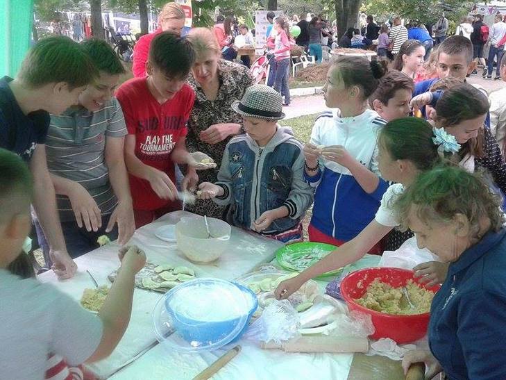 На свято "Івана Купала" вінничани ліпили вареники у парку (ФОТО) - фото 1