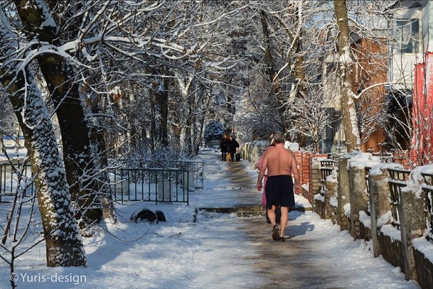 Бердянці продовжують шпацерувати зимовим містом голяка - фото 1