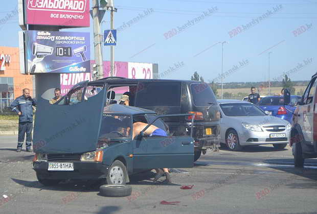 Автомобіль “Мітсубісі” з військовими зіткнувся на перехресті з двома цивільними авто  - фото 2
