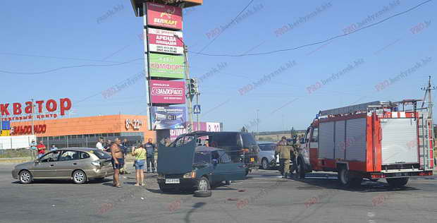 Автомобіль “Мітсубісі” з військовими зіткнувся на перехресті з двома цивільними авто  - фото 1