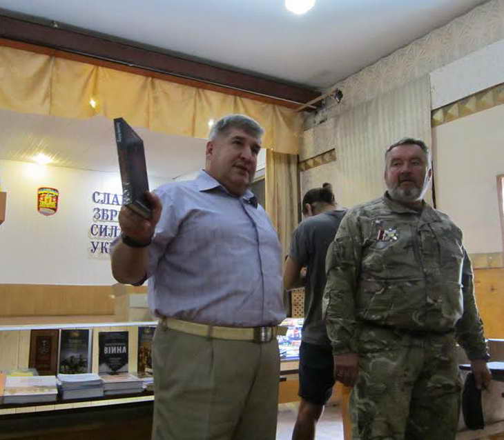 Козаки передали солдатам сто унікальних книг з історії України  - фото 2
