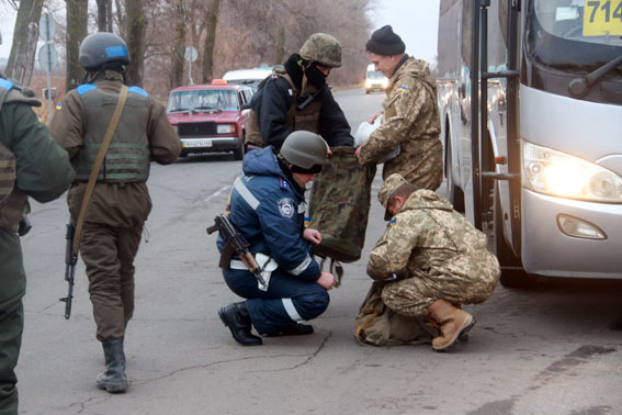 Як українські вояки готують блокпости до зими (ФОТО) - фото 6