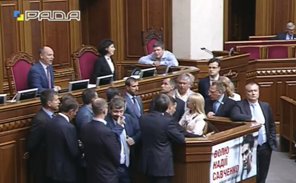 Ляшко і Тимошенко заблокували трибуну Ради - фото 1