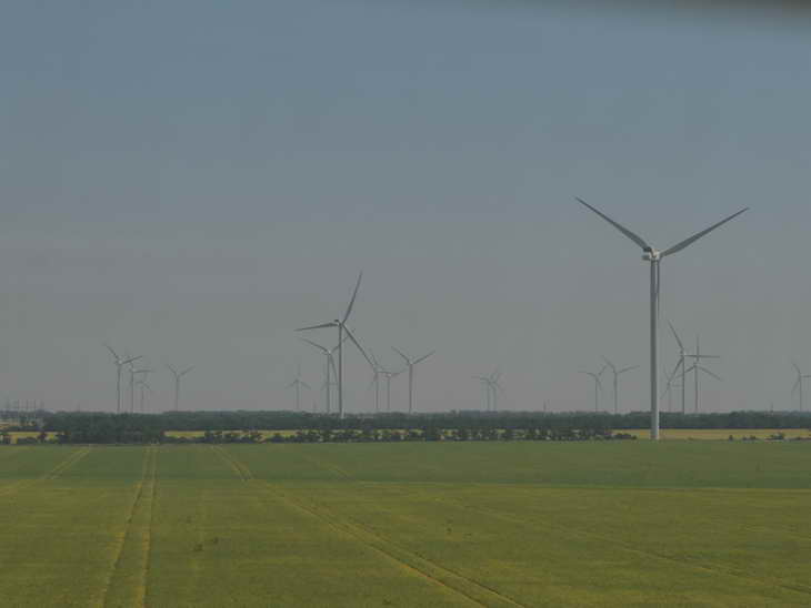 На території Запорізької області працює найбільша в країні та п’ята за потужністю в Європі вітрова електростанція - фото 3