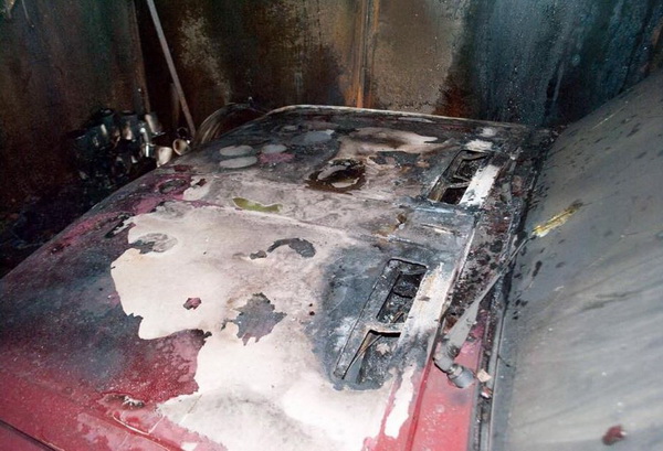 У Марганці антикорупційному журналісту спалили гараж з машиною - фото 2