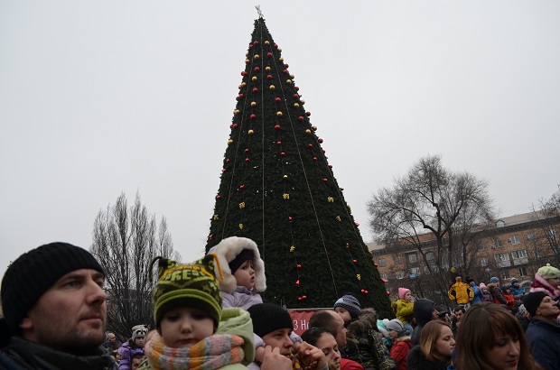 Цьогоріч у Запоріжжі побільшало публічних новорічних ялинок - фото 5
