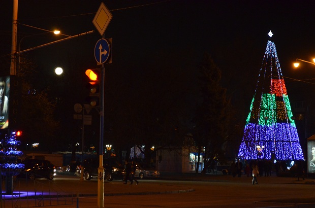 Цьогоріч у Запоріжжі побільшало публічних новорічних ялинок - фото 6