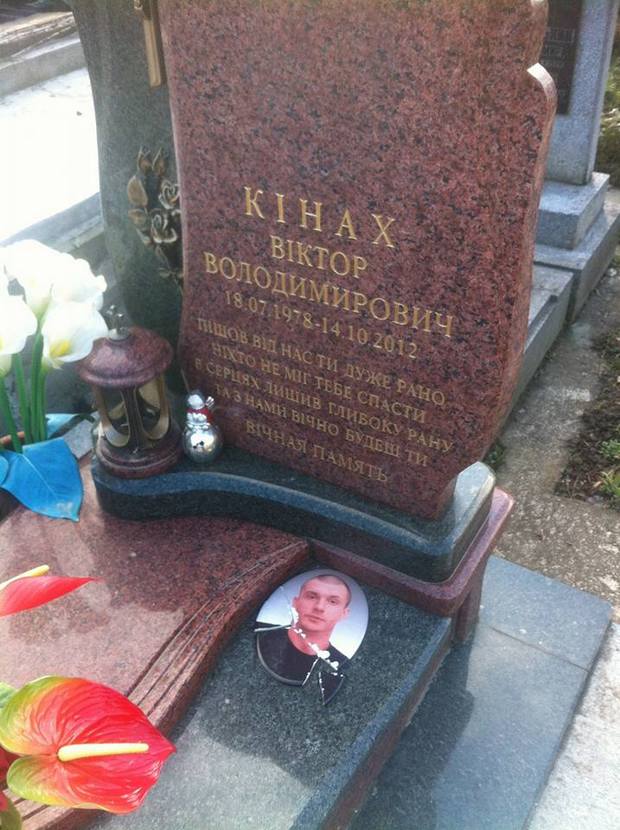 Як вандали знищили могили на кладовищі у Львові - фото 1