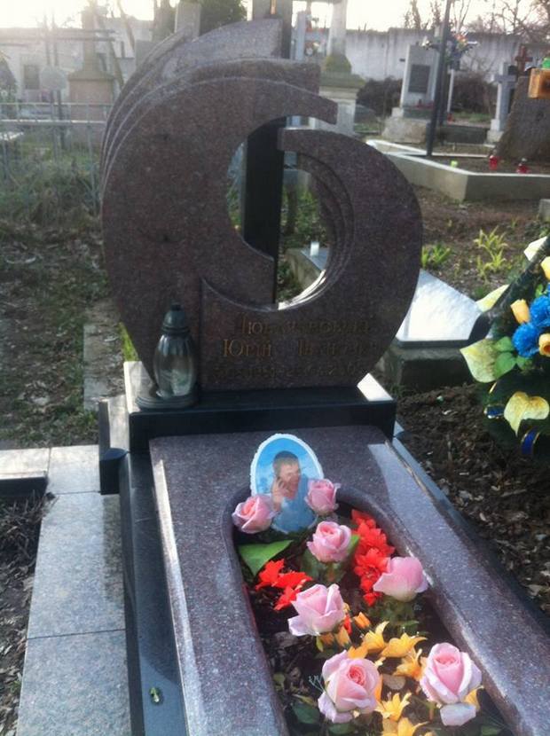 Як вандали знищили могили на кладовищі у Львові - фото 2