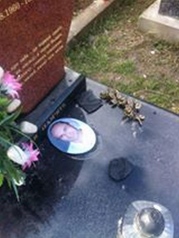 Як вандали знищили могили на кладовищі у Львові - фото 3