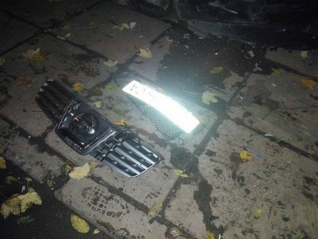У Львові невідомий на бусі понищив припарковані авто - фото 1