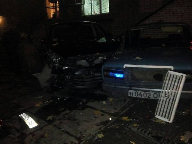У Львові невідомий на бусі понищив припарковані авто - фото 3