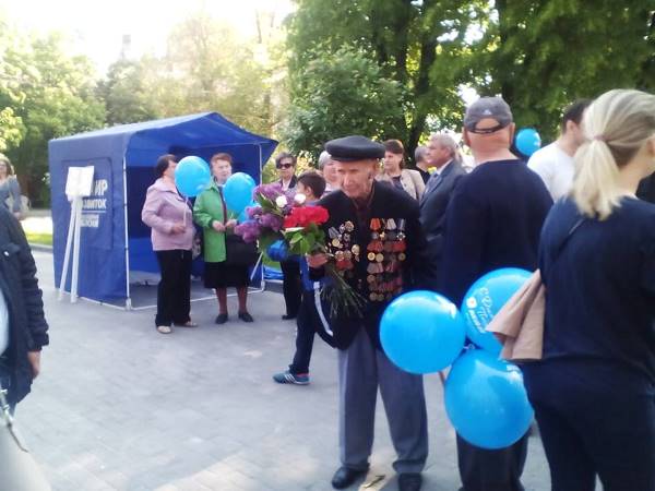 У Дніпропетровську ветерани 9 травня покладають квіти разом з АТОшниками - фото 1