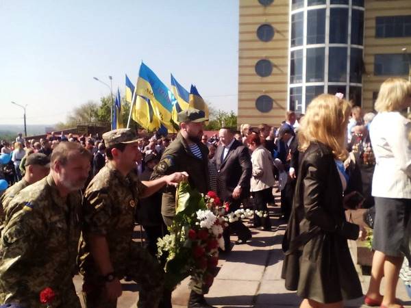 У Дніпропетровську ветерани 9 травня покладають квіти разом з АТОшниками - фото 4