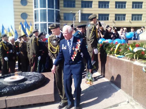 У Дніпропетровську ветерани 9 травня покладають квіти разом з АТОшниками - фото 5
