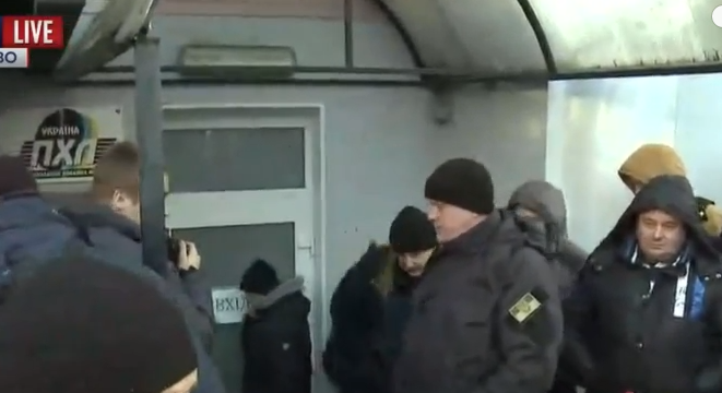 "Товариші сепаратисти, на вихід": "Азовці" влаштували коридор ганьби "медведчуківцям" - фото 1