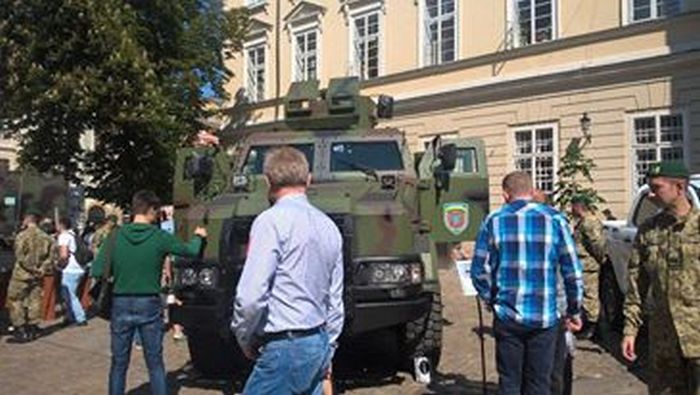 З'явилися фото і відео військової техніки біля Львівської міськради (ФОТО, ВІДЕО) - фото 1