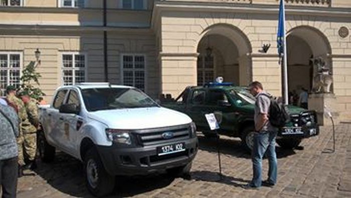З'явилися фото і відео військової техніки біля Львівської міськради (ФОТО, ВІДЕО) - фото 2