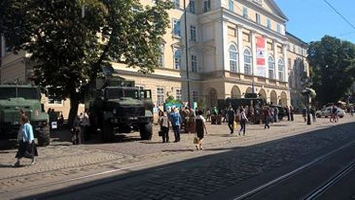 З'явилися фото і відео військової техніки біля Львівської міськради (ФОТО, ВІДЕО) - фото 3