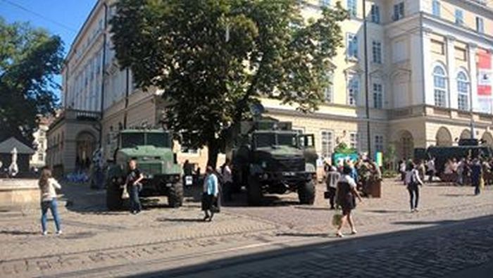 З'явилися фото і відео військової техніки біля Львівської міськради (ФОТО, ВІДЕО) - фото 4