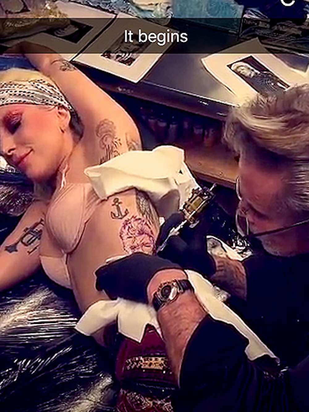 Леді ГаГа зробила величезне татуювання на честь Девіда Боуї  - фото 1